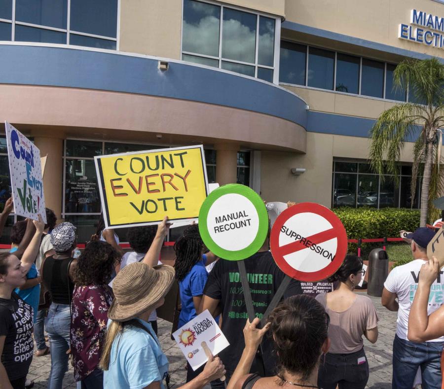 Una trabajadora del Supervisor de Elecciones del Condado de Broward observa una papeleta durante una reunión el viernes 9 de noviembre del 2018, en Lauderhill, Florida. (semisquare-x3)