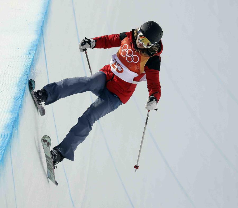 Liz Swaney cubre cuidadosamente el trayecto del halfpipe en los Juegos Olímpicos de Invierno el 19 de febrero del 2018 en Pyeongchang, Corea del Sur. (AP) (semisquare-x3)