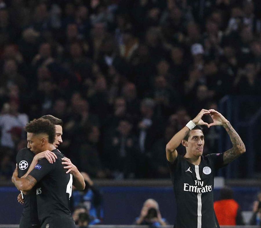 Angel Di Maria (derecha) celebra luego de anotar un gol para el PSG. (AP) (semisquare-x3)