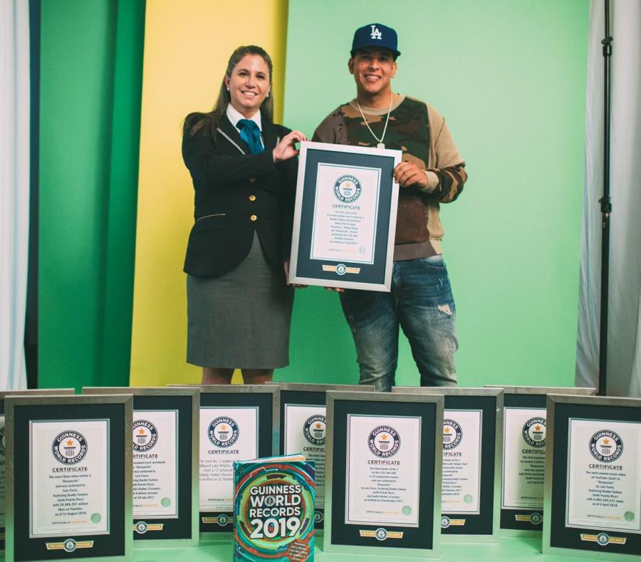Daddy Yankee junto a los premios que recibiÃ³. (Suministrada) (semisquare-x3)