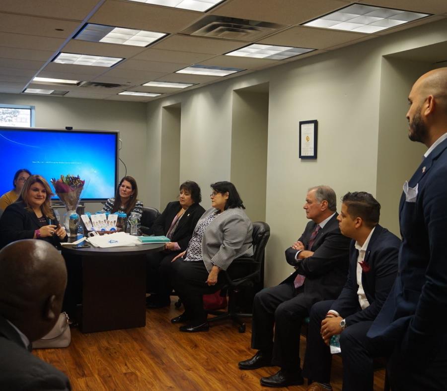 La comisionada residente, Jenniffer González Colón, con líderes de la comunidad puertorriqueña de Nueva Jersey. (semisquare-x3)