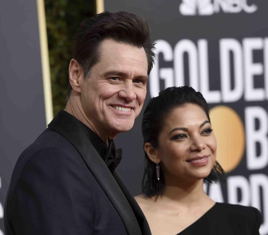 Jim Carrey llegó acompañado de su novia Ginger Gonzaga. (semisquare-x3)