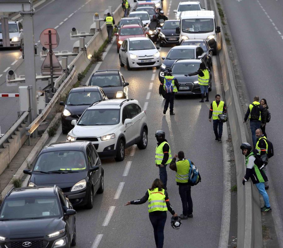 Manifestantes bloquean un carril de una autovía durante una protesta contra un impuesto a los combustibles, en Marsella, en el sur de Francia. (AP) (semisquare-x3)