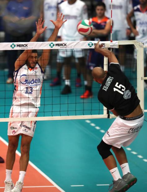 Sequiel Sánchez, en un intento de bloqueo, es uno de los jugadores activos en la final con Guaynabo, que fue convocado a la Preselección. (vertical-x1)