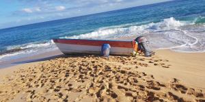 Encuentran una yola abandonada a orillas de la playa Los Tubos en Manatí