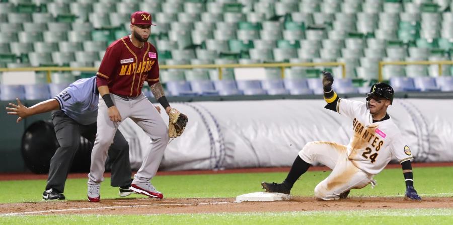 Isan Díaz —deslizándose en la tercera base— está aprovechando sus oportunidades con los Gigantes de Carolina. (horizontal-x3)