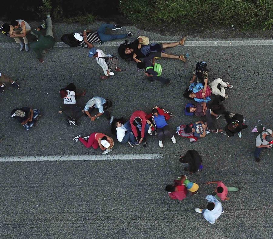Los migrantes centroamericanos que viajan en una caravana a Estados Unidos se dirigen a Pijijiapan, México. (semisquare-x3)