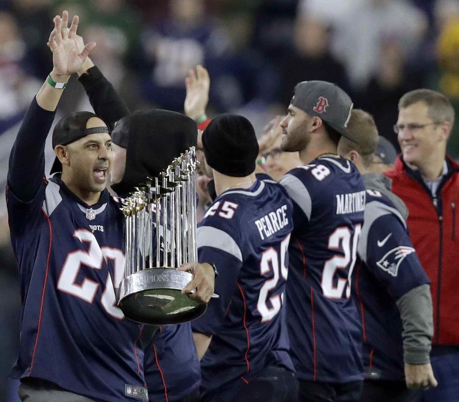 Alex Cora asistió anoche al juego de los Patriots. (AP) (semisquare-x3)