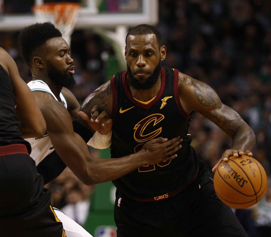 El jugador LeBron James (derecha) de Cleveland Cavaliers protege el balón ante la marca de Jaylen Brown de Boston Celtics en el partido del miércoles 3 de enero de 2018. (semisquare-x3)