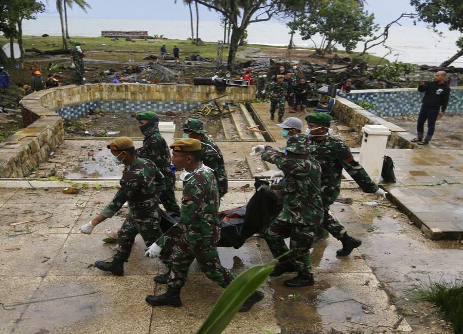 Soldados en Indonesia retiran los cadáveres de víctimas de un tsunami que afectó un complejo turístico costero en Tanjung Lesung, Indonesia. (semisquare-x3)