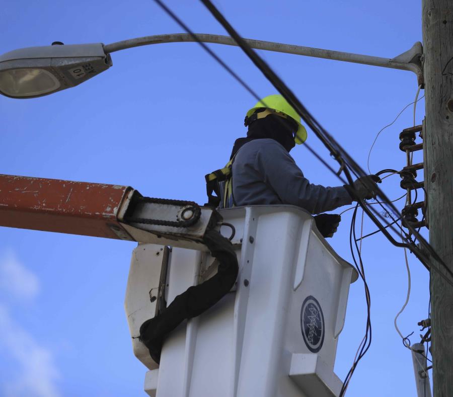 Un empleado de la AEE haciendo una reparación en un poste. (GFR Media) (semisquare-x3)