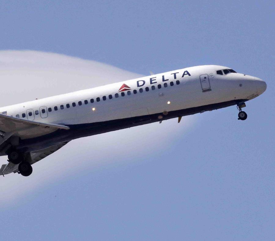 Un avión de pasajeros Boeing 717-200 de Delta Airlines, se acerca al aeropuerto Logan de Boston. (semisquare-x3)