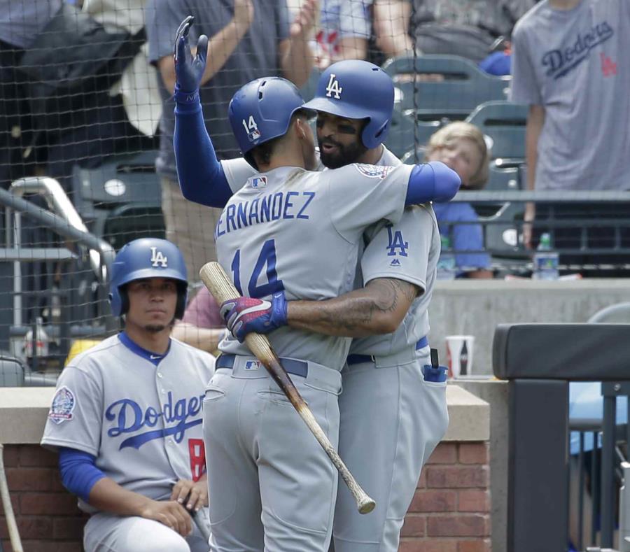 Kike Hernández celebra su cuadrangular solitario con Matt Kemp. (AP) (semisquare-x3)