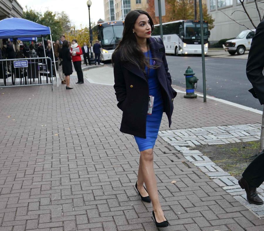 Alexandria Ocasio-Cortez sale de una orientación para los nuevos miembros del Congreso. (AP) (semisquare-x3)
