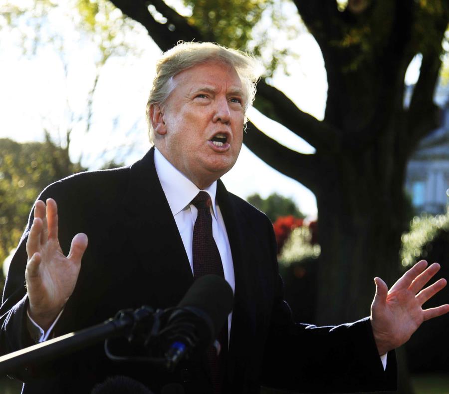 Donald Trump se dirige a la prensa antes de salir de la Casa Blanca. (AP) (semisquare-x3)