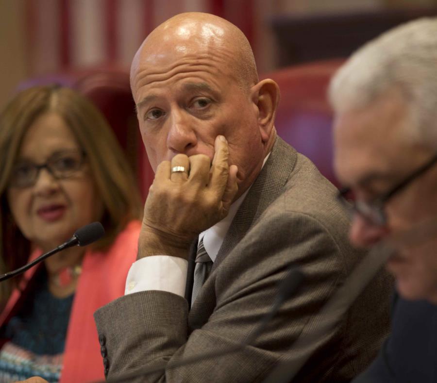 El senador Larry Seilhamer (centro) indicó que le darían espacio a cualquier persona interesada en deponer o en entregar ponencia escrita con sus recomendaciones. (semisquare-x3)