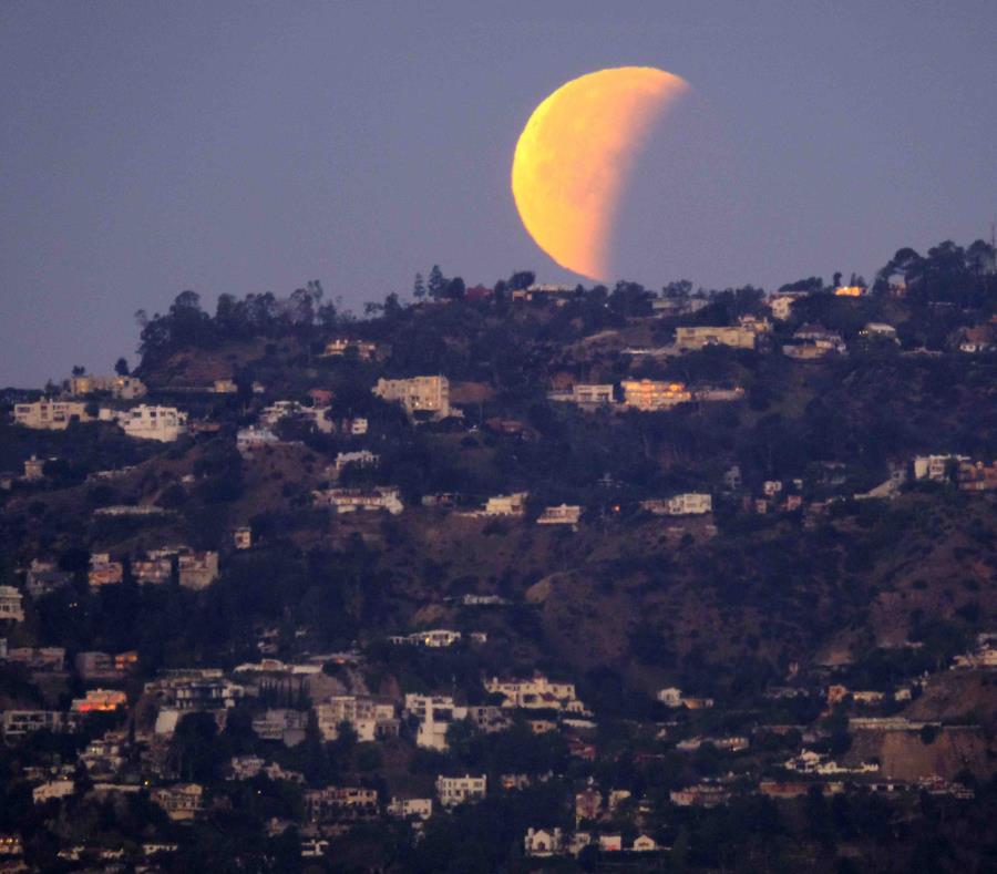 El eclipse visto desde Hollywood en Los Ángeles. (AP) (semisquare-x3)