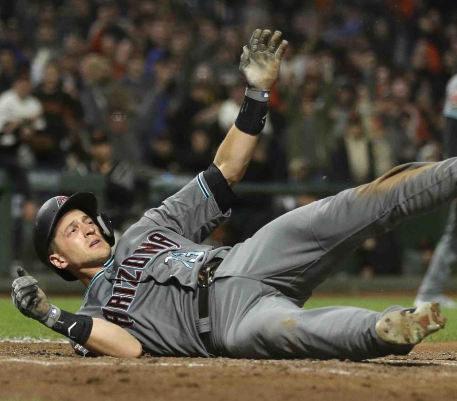 Nick Ahmed es sacado fuera en el plato en la octava entrada. (AP) (semisquare-x3)