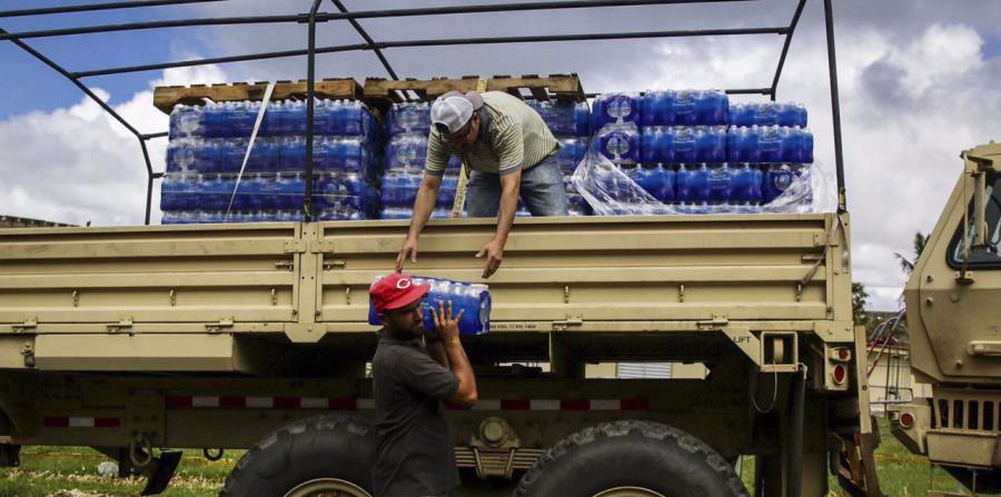Voluntarios entregando suministros tras el paso del huracán María el año pasado (horizontal-x3)