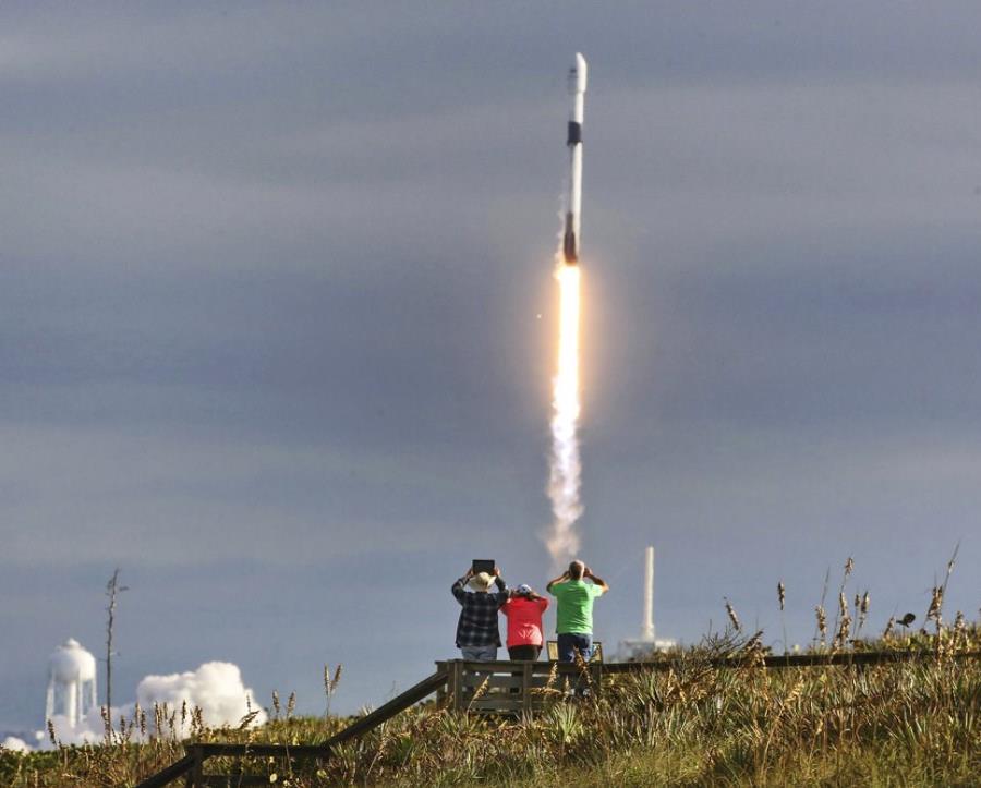 El despegue de la nave espacial Falcon 9 mientras transporta una carga útil de 64 satélites. (semisquare-x3)