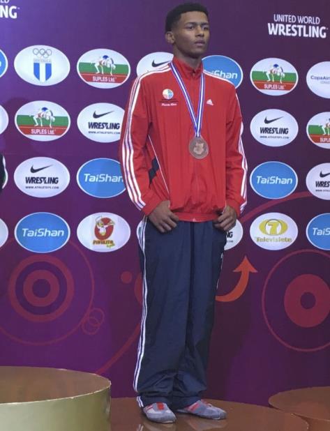 Jadiel Orlando Silverio posa con la medalla de bronce que ganó en la división de 60 kilogramos en la modalidad grecorromana del Campeonato Panamericano de Cadetes de Lucha que se celebró en Guatemala. (Suministrada) (vertical-x1)