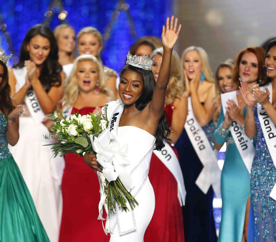 Miss Nueva York, Nia Franklin, saluda después de ganar el concurso Miss América 2019, en Atlantic City, Nueva Jersey. (AP) (semisquare-x3)