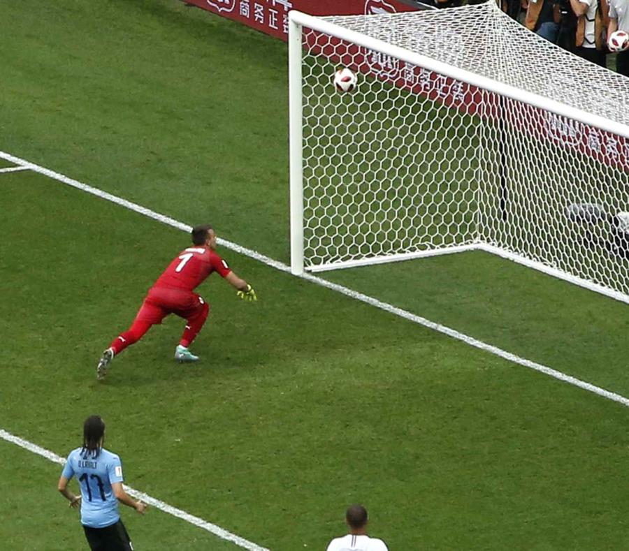 El arquero Fernando Muslera, de Uruguay, se equivoca y permite un gol de Antoine Griezmann, de Francia, en los cuartos de final de la Copa del Mundo. (AP) (semisquare-x3)