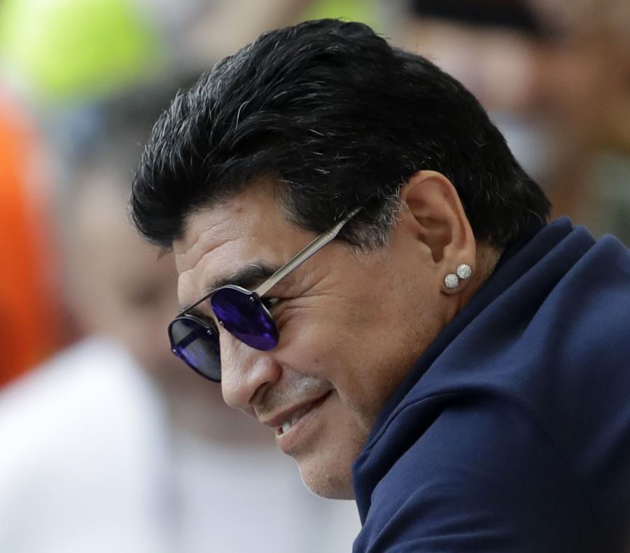 Diego Maradona sonríe en las gradas del partido de octavos entre Argentina y Francia. (AP) (semisquare-x3)