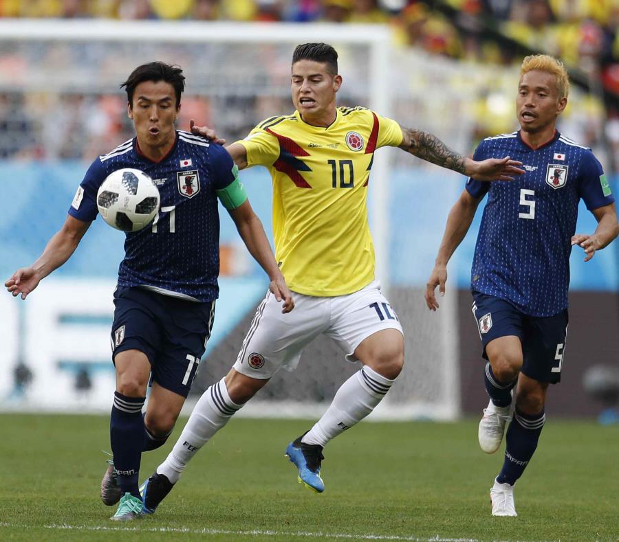 James Rodríguez persigue la pelota junto a los japoneses. (AP) (semisquare-x3)