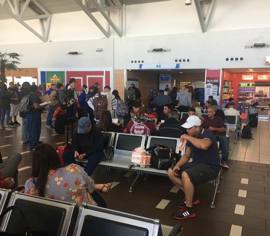 Se espera que los pasajeros salgan hoy en otro vuelo hacia Orlando. En la imagen, área de la puerta de abordaje donde esperan por salir del país. (Suministrada) (semisquare-x3)