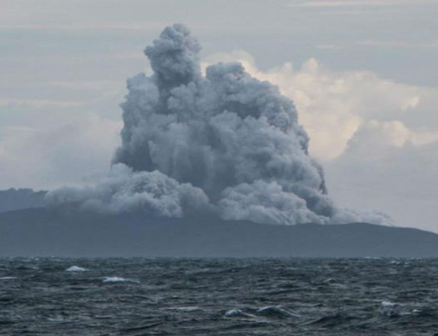 Vista desde el estrecho de la Sonda, en la provincia de Lampung, del volcán Anak Krakatau lanzando ceniza y humo (semisquare-x3)