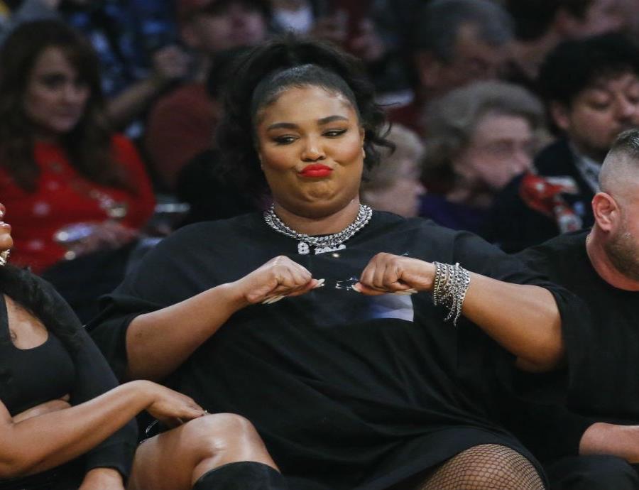 Lizzo sorprende bailando en un juego de la NBA donde dejó ver de más