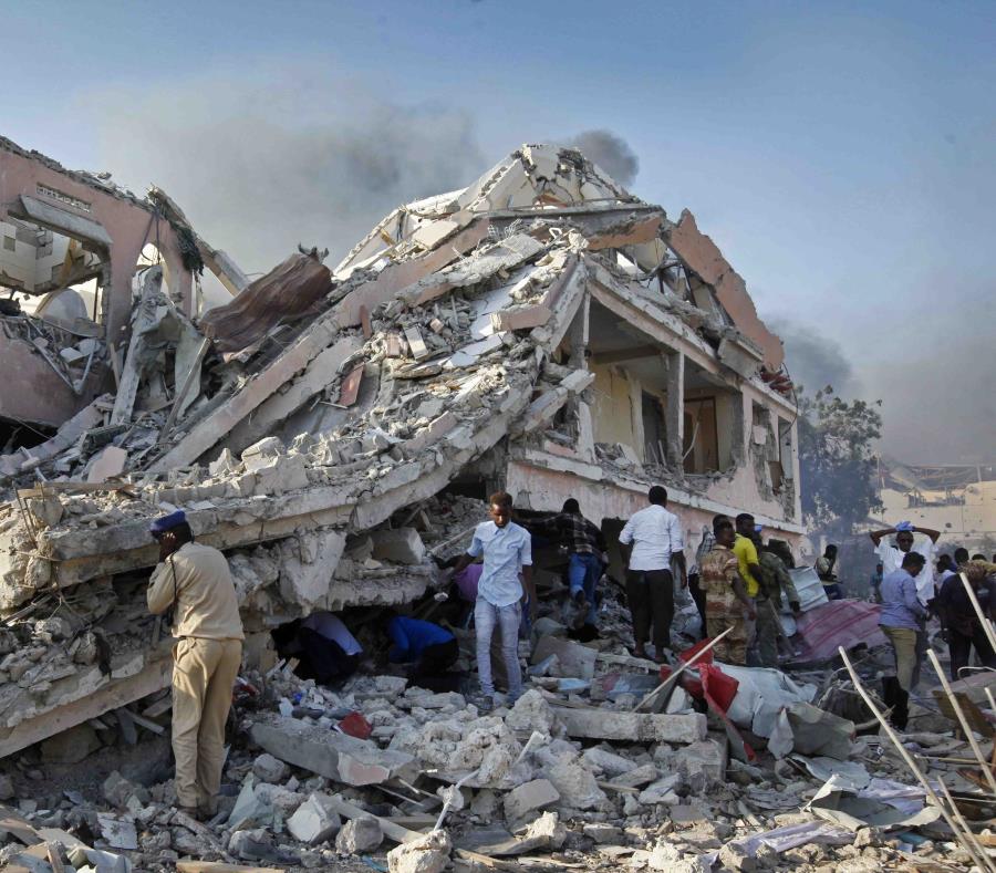 El doble atentado coincidió con el aniversario del ataque del pasado año que dejó 512 muertos al explotar un camión bomba en Mogadiscio. (AP) (semisquare-x3)