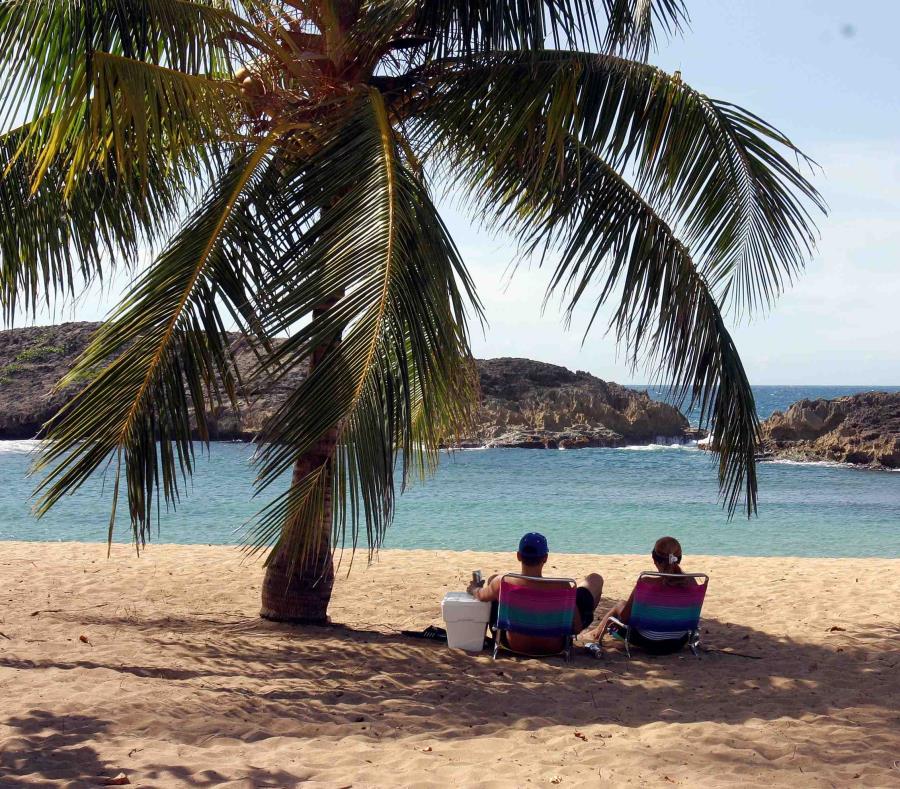 Una pareja disfruta de un día de playa. (GFR Media) (semisquare-x3)