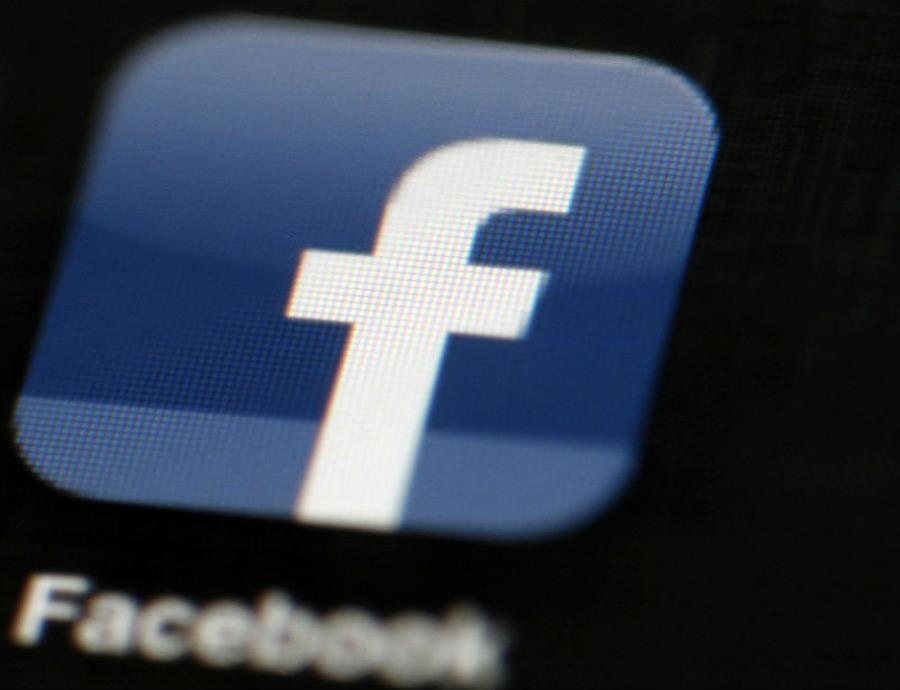 Facebook consideró vender los datos de sus usuarios a empresas (semisquare-x3)