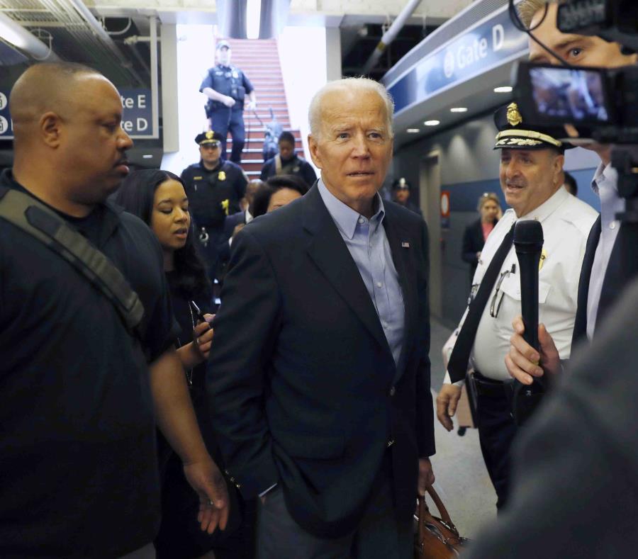 Joe Biden (centro), de 76 años de edad, lanzó su candidatura esta semana y aparenta estar de puntero en las encuestas. (AP / Matt Slocum) (semisquare-x3)