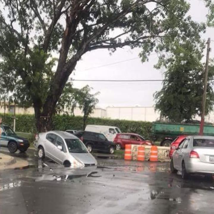 Así quedó el carro al caer en el hoyo (semisquare-x3)