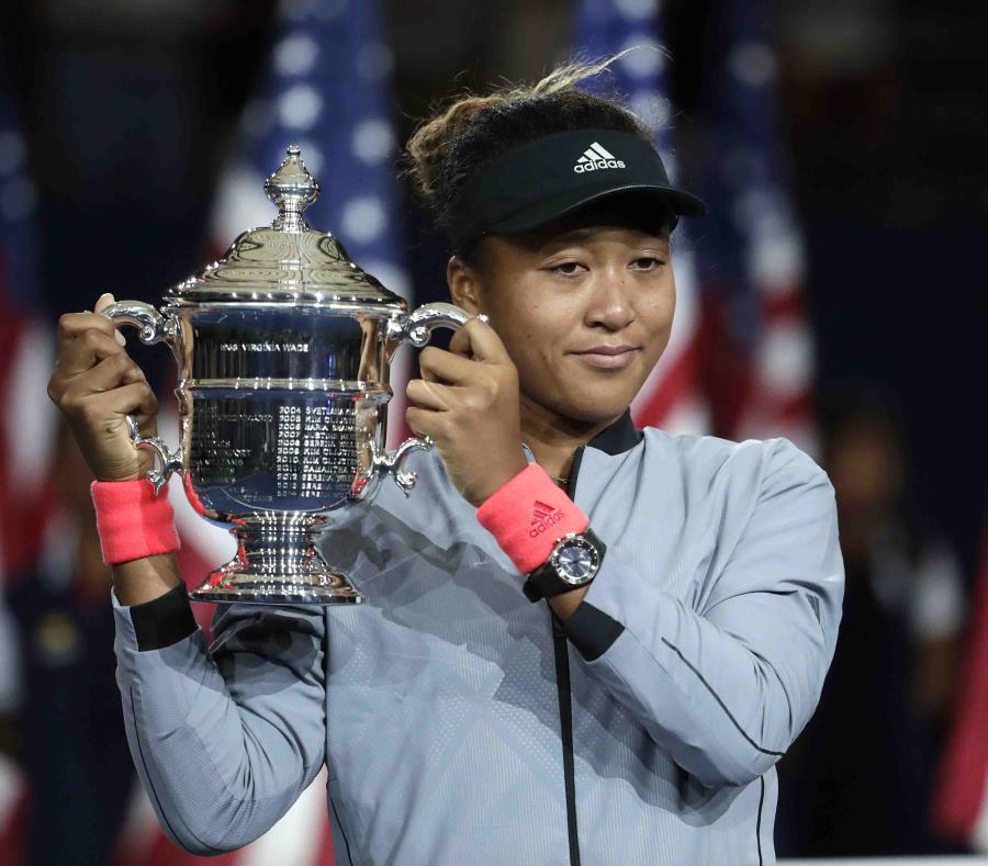 Naomi Osaka sostiene el trofeo del Abierto de Estados Unidos. (AP) (semisquare-x3)