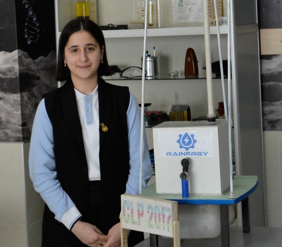 Reyhan Jamalova, de 15 años, junto a su invento. (La Nación / GDA) (semisquare-x3)