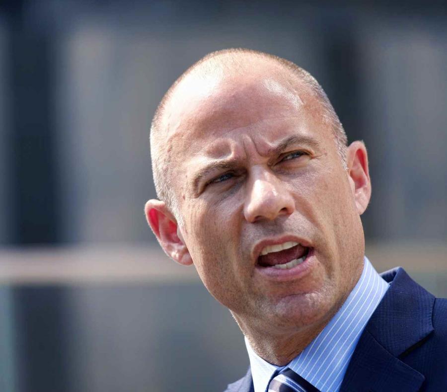 Esta foto muestra al abogado Michael Avenatti, abogado de la actriz porno Stormy Daniels, hablando con reporteros en una conferencia de prensa enfrente de una corte federal en Los Ángeles (semisquare-x3)