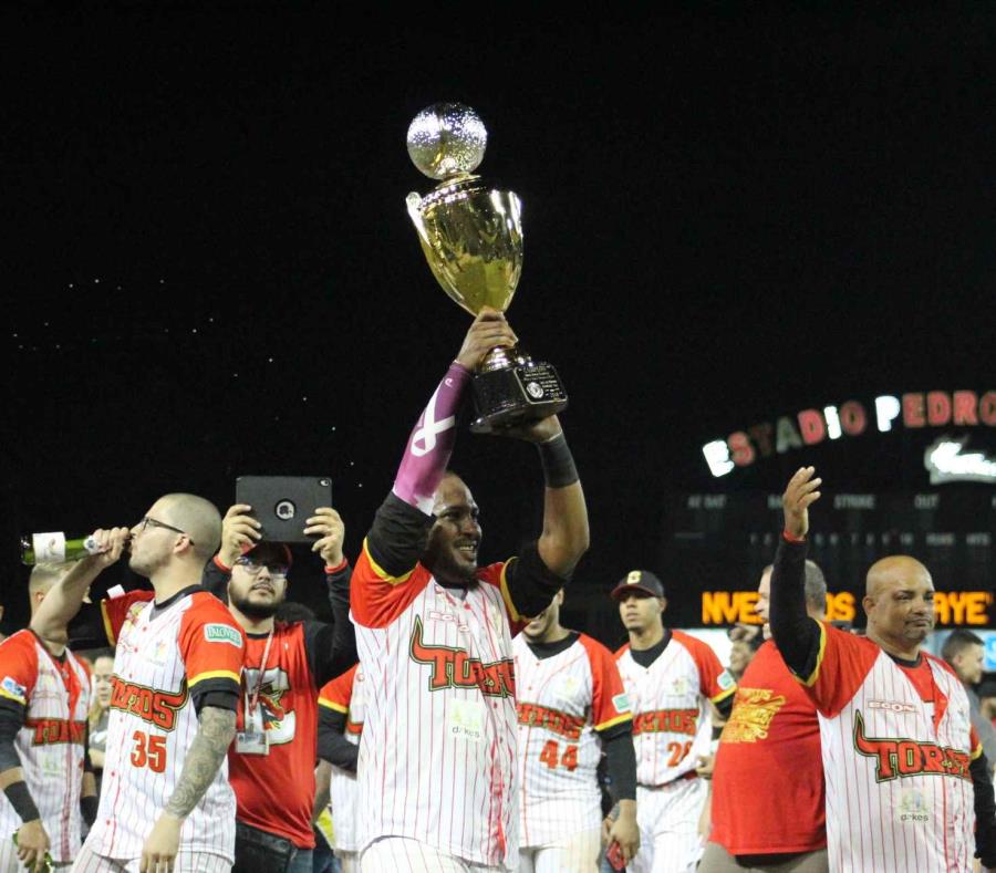 Brahiam Maldonado, de los Toritos de Cayey, levanta el trofeo de campeones. (Suministrada) (semisquare-x3)