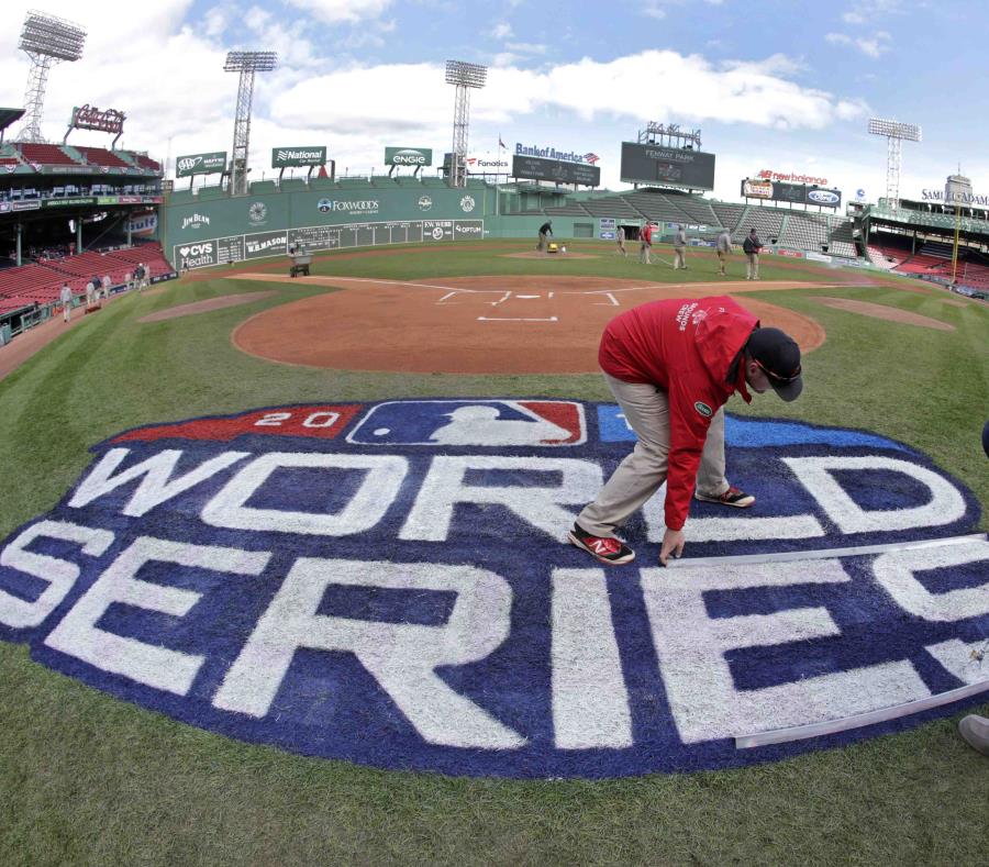 Empleados dan los últimos toques en el Fenway Park para el inicio de la Serie Mundial. (AP) (semisquare-x3)