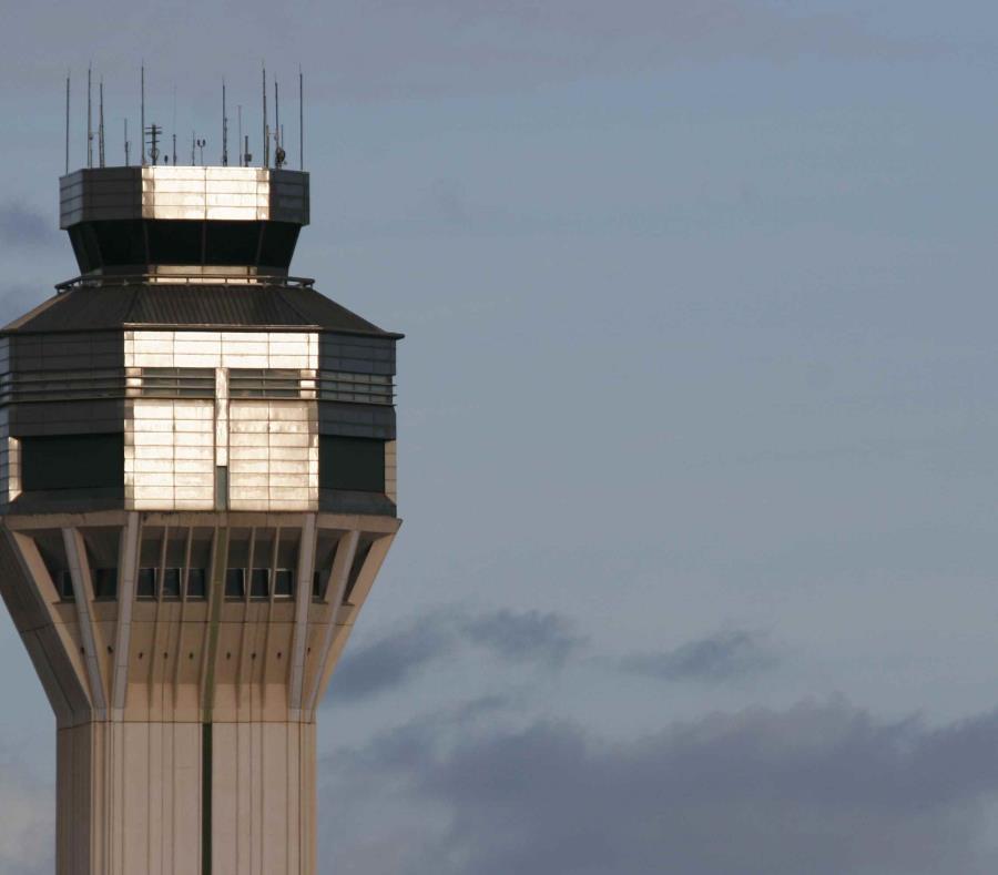 Torre de control del aeropuerto internacional. (semisquare-x3)