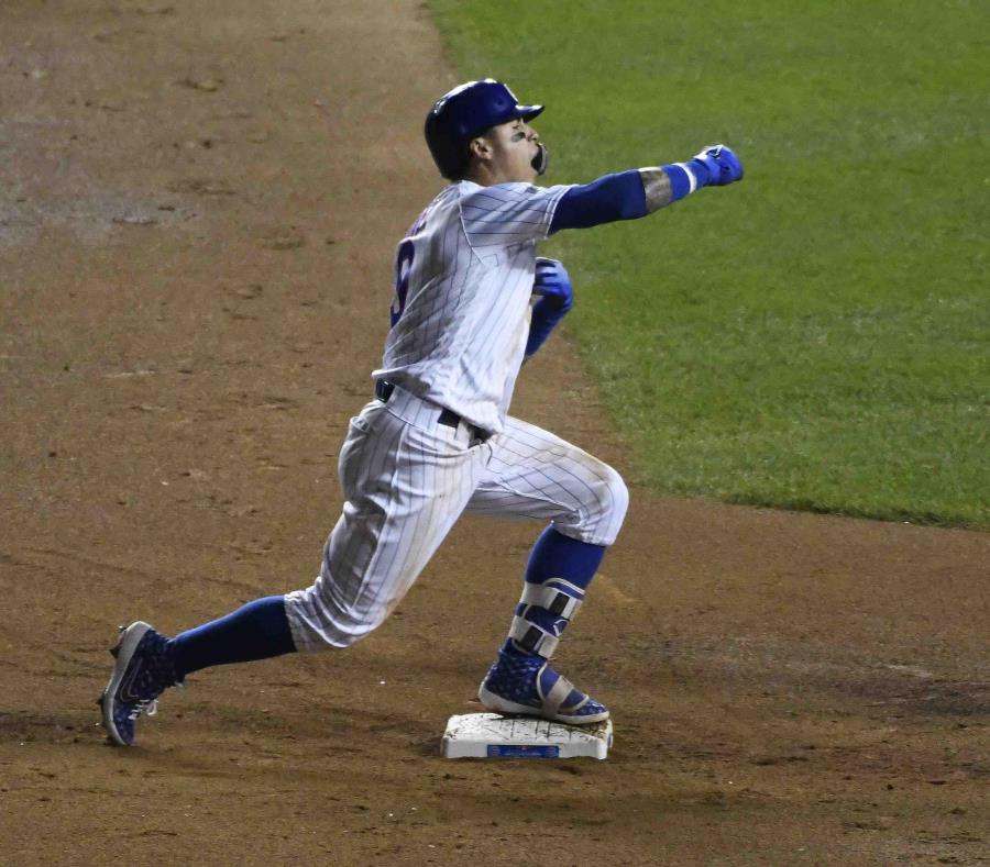 El pelotero boricua Javier Báez celebra tras impulsar la única carrera que anotaron los Cachorros de Chicago. (AP) (semisquare-x3)