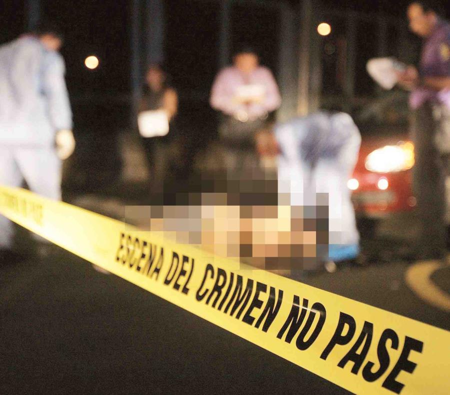 Agentes de la Policía y personal del Negociado de Ciencias Forenses evalúan la escena de un crimen. (GFR Media) (semisquare-x3)