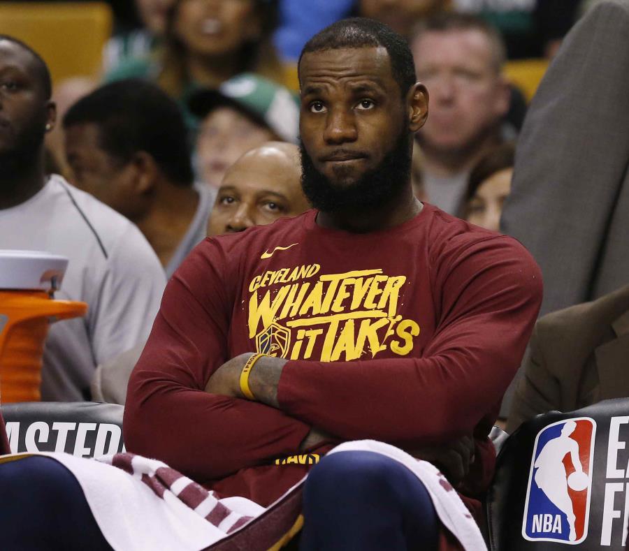 LeBron James mira la acción desde la banca durante el cuarto parcial del primer partido frente a Boston. (AP) (semisquare-x3)