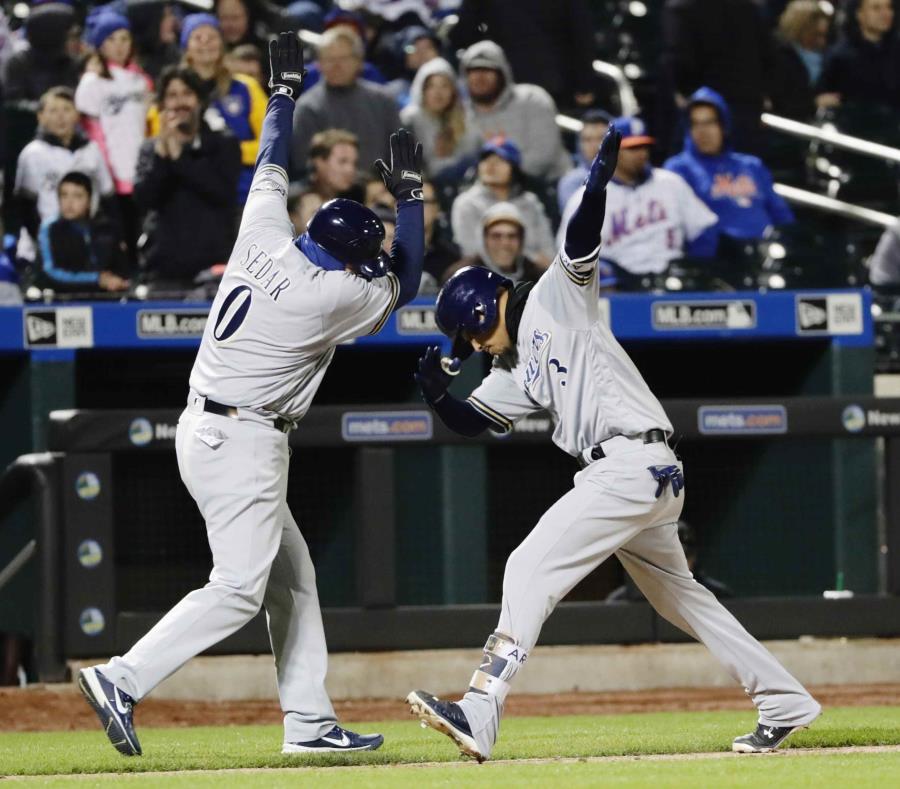 Orlando Arcia celebra con el coach de tercera base Ed Sedar después de pegar un cuadrangular. (AP) (semisquare-x3)