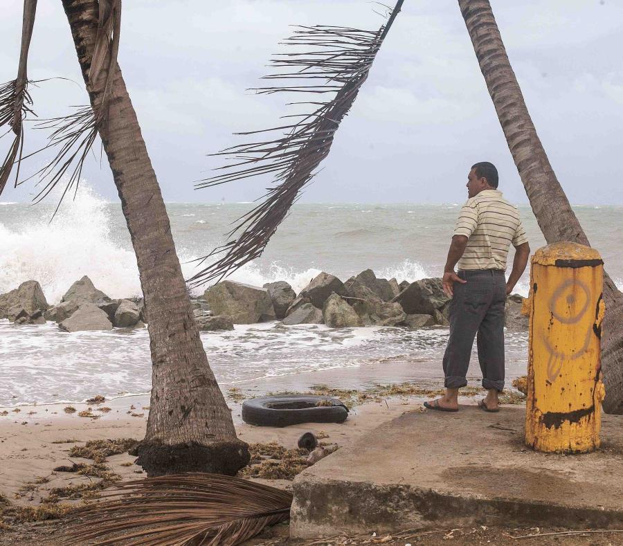 Un hombre observa el fuerte oleaje