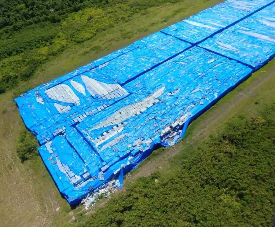 Las botellas de agua están ubicadas en la pista del aeropuerto de Ceiba (semisquare-x3)