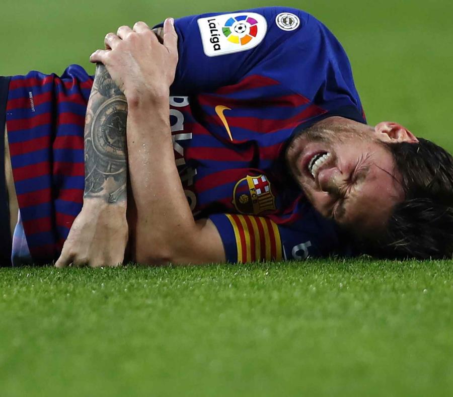 El delantero argentino Lionel Messi tras lesionarse durante un partido de la Liga española contra Sevilla. (semisquare-x3)
